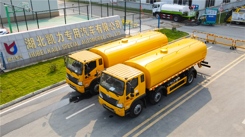 20噸灑水車-福田小三軸國(guó)六20方灑水車廠家價(jià)格（全黃）